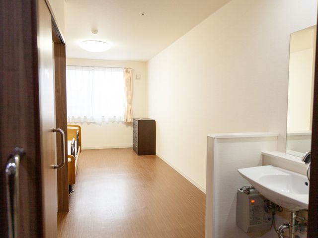 プライバシー重視の居室 居室 ゆったりとした造りの個室で、洗面台も備えており、日々の生活が快適に過ごせそうです。