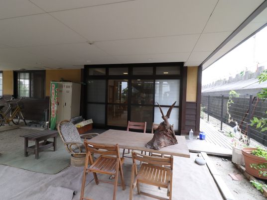 屋外テーブルと椅子のある空間