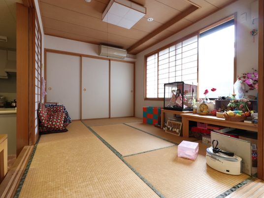 明るい和室の居室