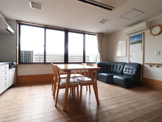 明るい居室の一角