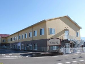 明るい外観の施設建物