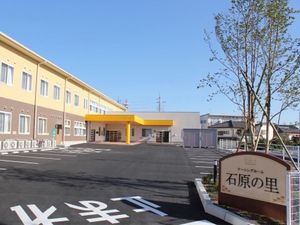 明るい色合いの建物外観