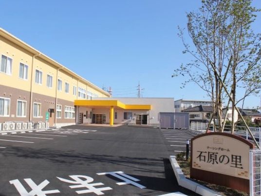 明るい色合いの建物外観