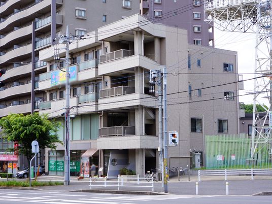 多階建てビル外観