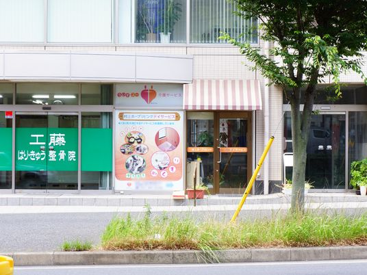 エントランスの明るい外観