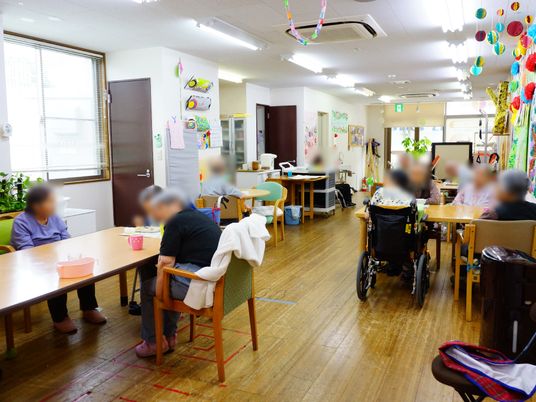 カラフルな装飾の多目的室