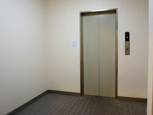清潔なエレベーターホール