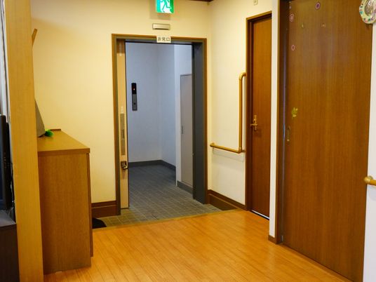 廊下とエレベーターの入口