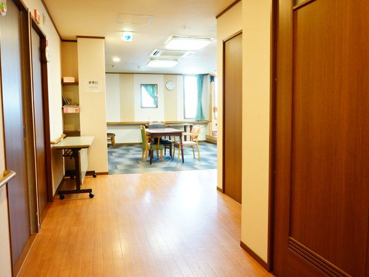 木目調の廊下と食堂