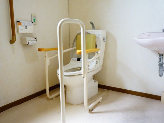 手すり付きのトイレ設備