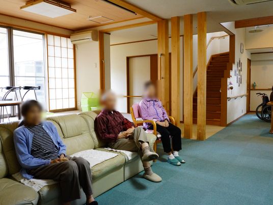 共有スペースで寛ぐ人々