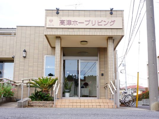 明るいエントランスの外観