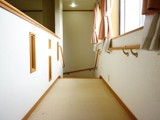 廊下の手すりと窓