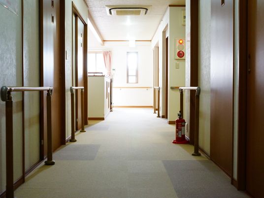 明るい廊下の手すり