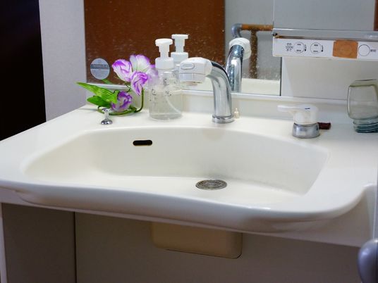 清潔な洗面台とアクセサリー