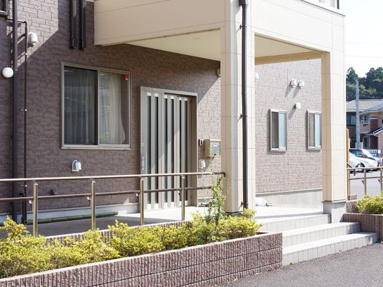 明るい外観のエントランス