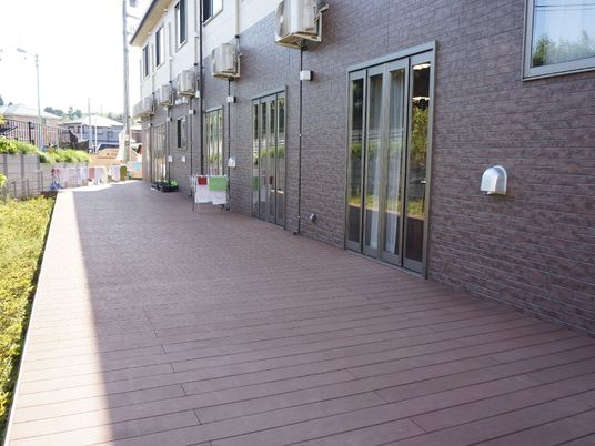 テラスの平坦な床面