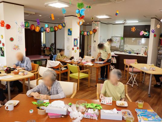 活動している人々の多目的室