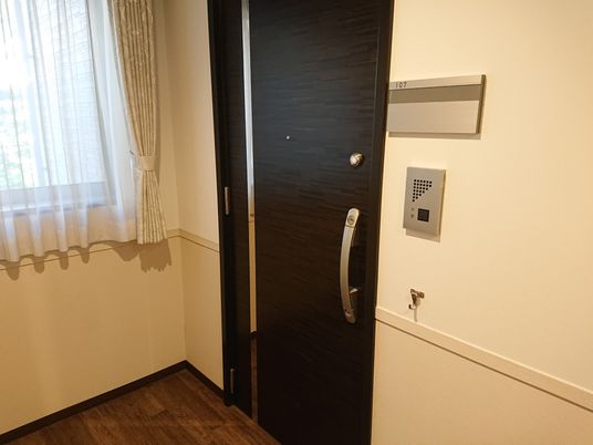 明るい居室のドア