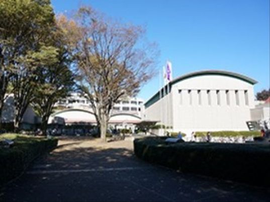 広々とした施設の外観