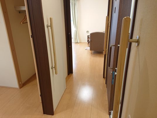 木目調の居室ドア付近
