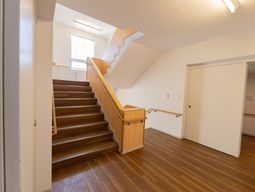 明るい階段と廊下