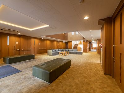 広々とした落ち着いたラウンジ