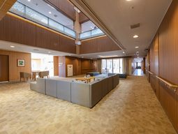 暖かみのある廊下の様子