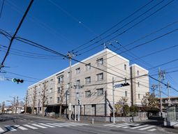 明るい日差しの中の外観