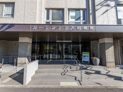 玄関と名札の外観
