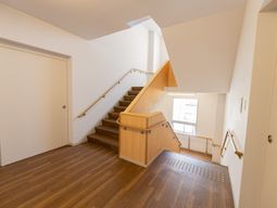 明るい階段と廊下