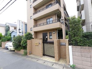 落ち着いた建物のエントランス
