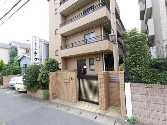 落ち着いた建物のエントランス