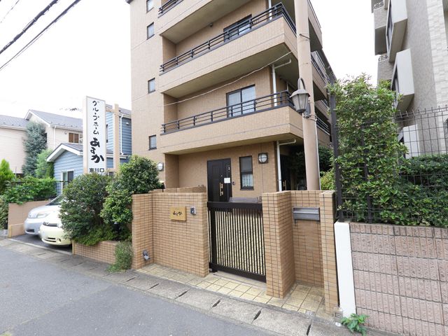 落ち着いた建物のエントランス 外観 ゆったりとした門扉のあるエントランスは、静かで落ち着いた雰囲気を醸し出しており、訪れる方々を温かく迎え入れます。