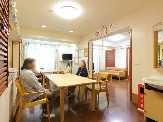 宿泊用の部屋とは別に休憩スペースが配置されている。自由な時間を使って利用者様たちが会話に花を咲かせる。