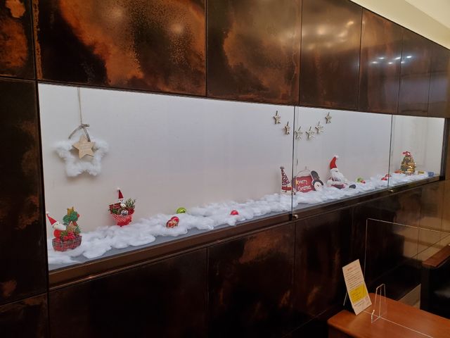 クリスマスデコレーションのロビー エントランスショーケース 季節感溢れる装飾が施されたロビーは訪れる人々に温かい歓迎を提供しています。ゆったりとした気持ちで過ごせる空間作りがされています。