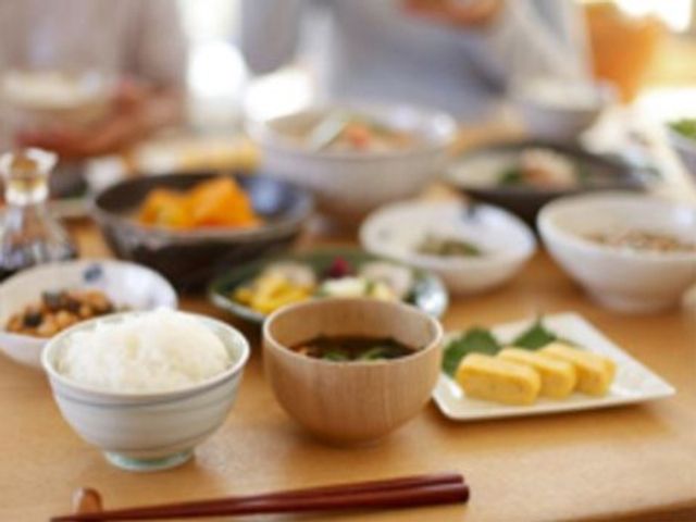 和食の並んだ食卓 食事 栄養バランスを考えた美味しい和食を並べた食事の時間です。利用者の皆様が楽しい食事をされている様子を想像できます。