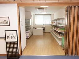 清潔な食堂スペース