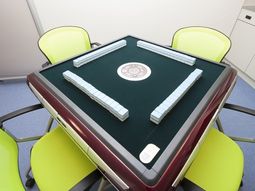 麻雀卓とイスの配置