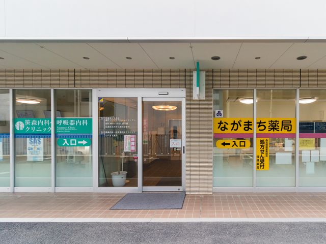 明るい施設のエントランス 近隣施設 ゆったりとした入口には心地よい空間が広がり、明確な案内表示があります。