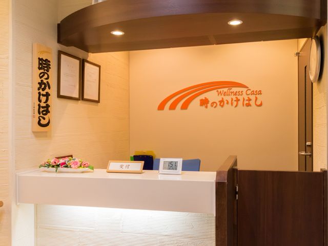 暖かい光のフロントエリア 受付 明るい光が差し込む受付は、訪れる人を温かく迎えてくれます。