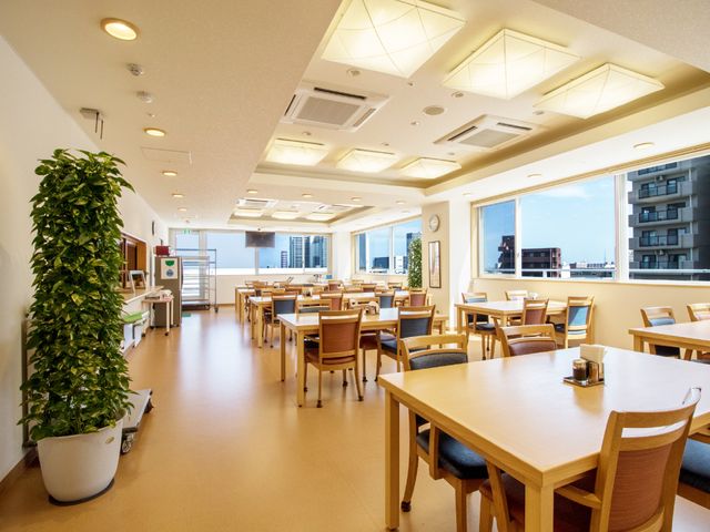 明るい食堂の様子 ダイニング 天井の高いダイニングルームは開放感があり、窓外の景色も楽しめます。清潔感のある環境で食事を取ることができる空間です。