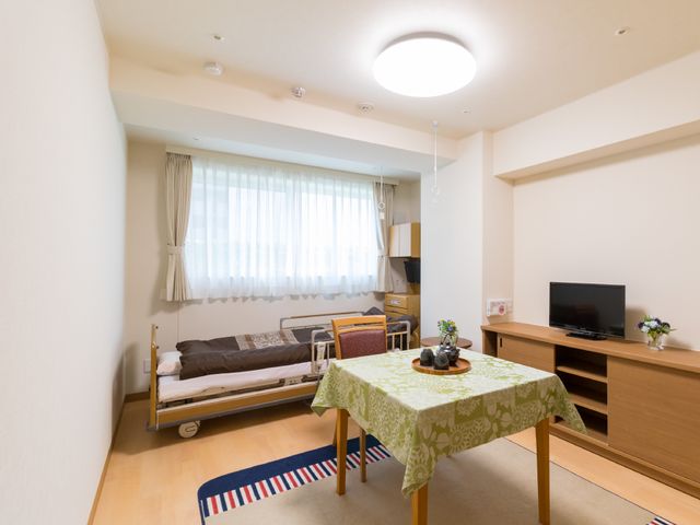 快適な居室の様子 お部屋 明るい窓辺とテレビが備わる居室で、心地よい生活空間を提供しています。