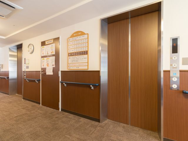 廊下とエレベーターの風景 エレベーター 清潔感のある廊下はゆったりとしており、明るく穏やかな雰囲気です。