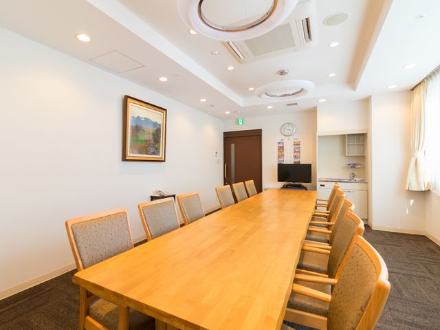 多目的使用の会議室 8Ｆ交流室 開放感ある多目的室です。木のテーブルが配置され、落ち着いた雰囲気を醸しています。