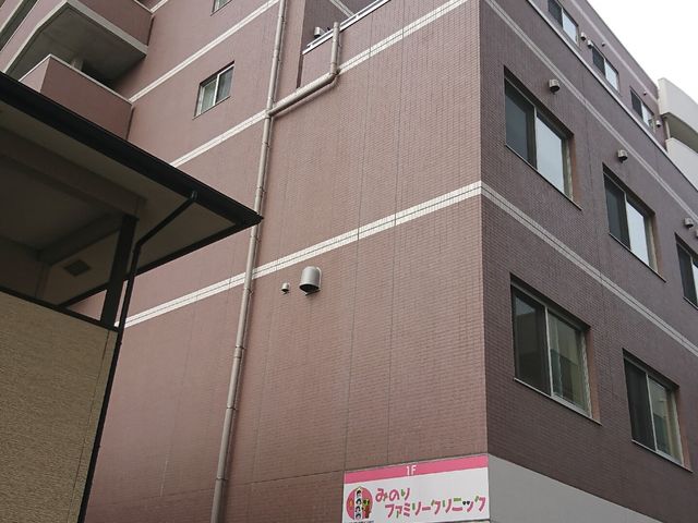 多階層の建物外観 外観 きれいに保たれた建物です。入り口には案内板があり、訪れる方を歓迎しています。