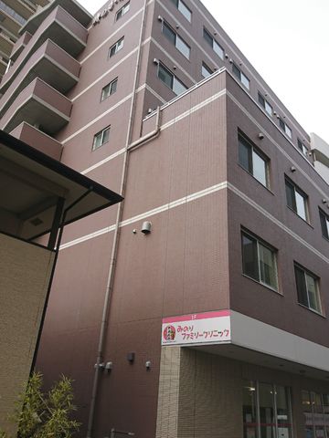 多階層の建物外観 外観 きれいに保たれた建物です。入り口には案内板があり、訪れる方を歓迎しています。