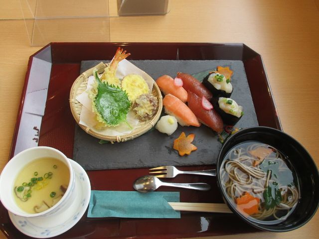 和食セット盛り付け お誕生日メニュー 栄養バランスを考えた美味しそうな和食が用意されており、食事の時間も楽しみの一つとなりそうです。