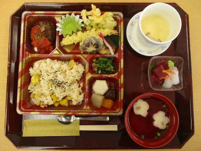 和風の彩り豊かな食事 食事 彩り豊かな食事が並べられた食事風景です。栄養バランスを考えた献立で、毎日の食事が楽しみになりそうです。