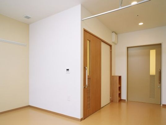 シンプルな居室の内観